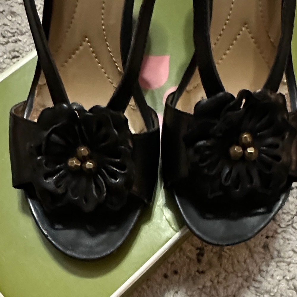 Naturalizer Black Leather Floral Slingback Heels w/cork design heels. Size 6.5M - Picture 4 of 7